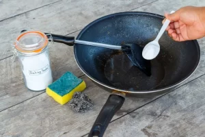cara membersihkan kerak membandel pada wajan